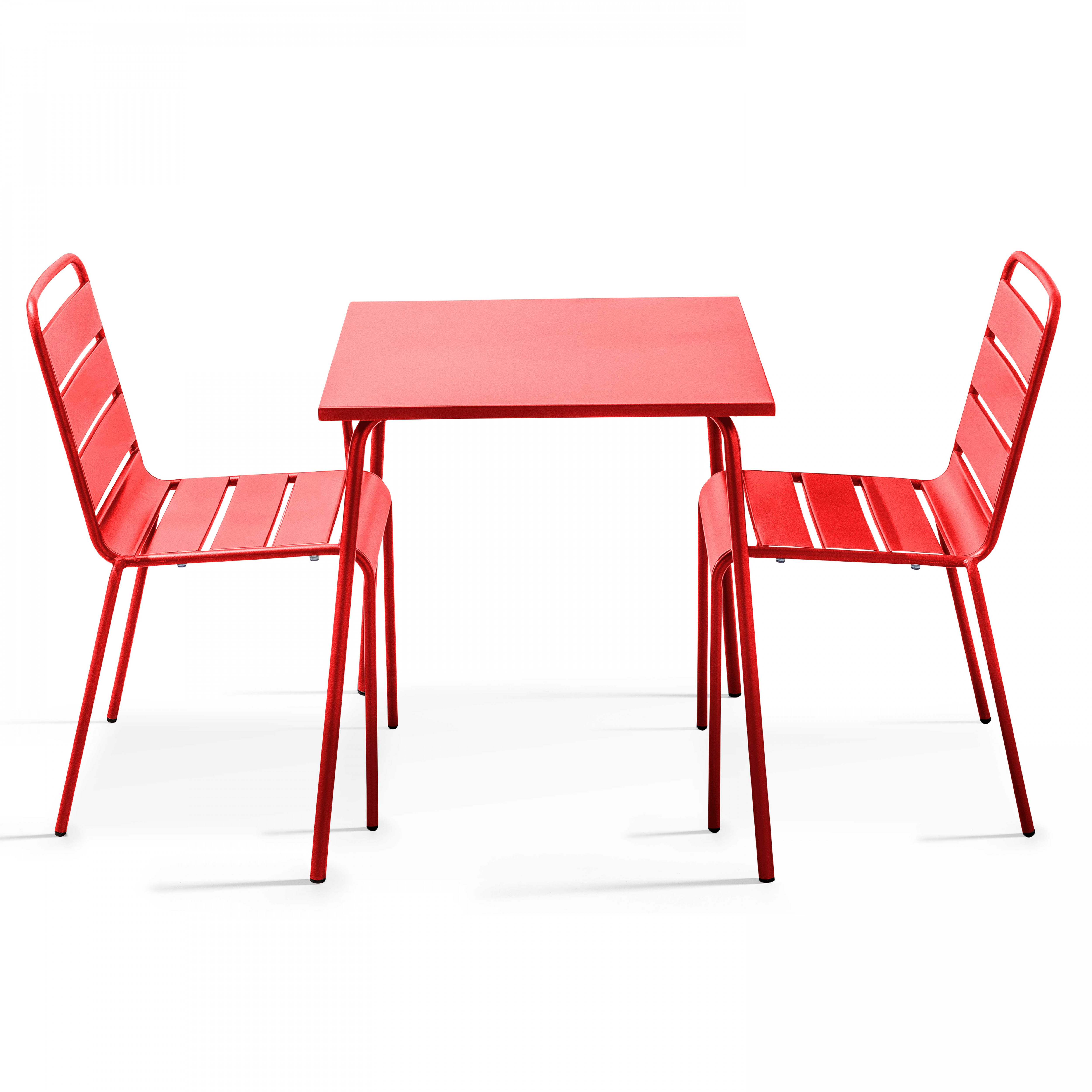 Ein roter quadratischer Tisch mit zwei roten Stühlen ist vor weißem Hintergrund isoliert.