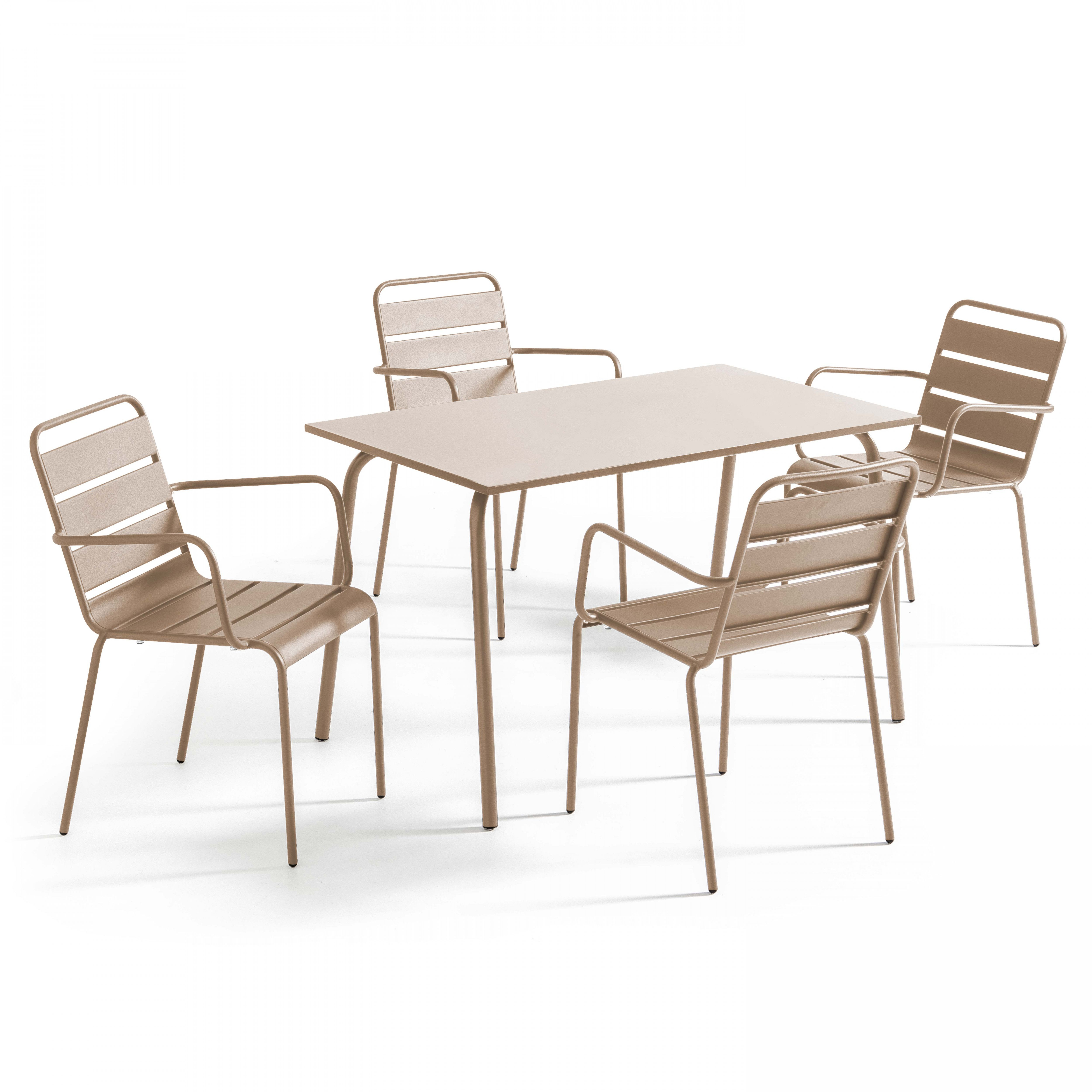 Beiges Tisch- und Stuhlset. Vier Stühle um den Tisch auf weißem Hintergrund. Gartenmöbel.