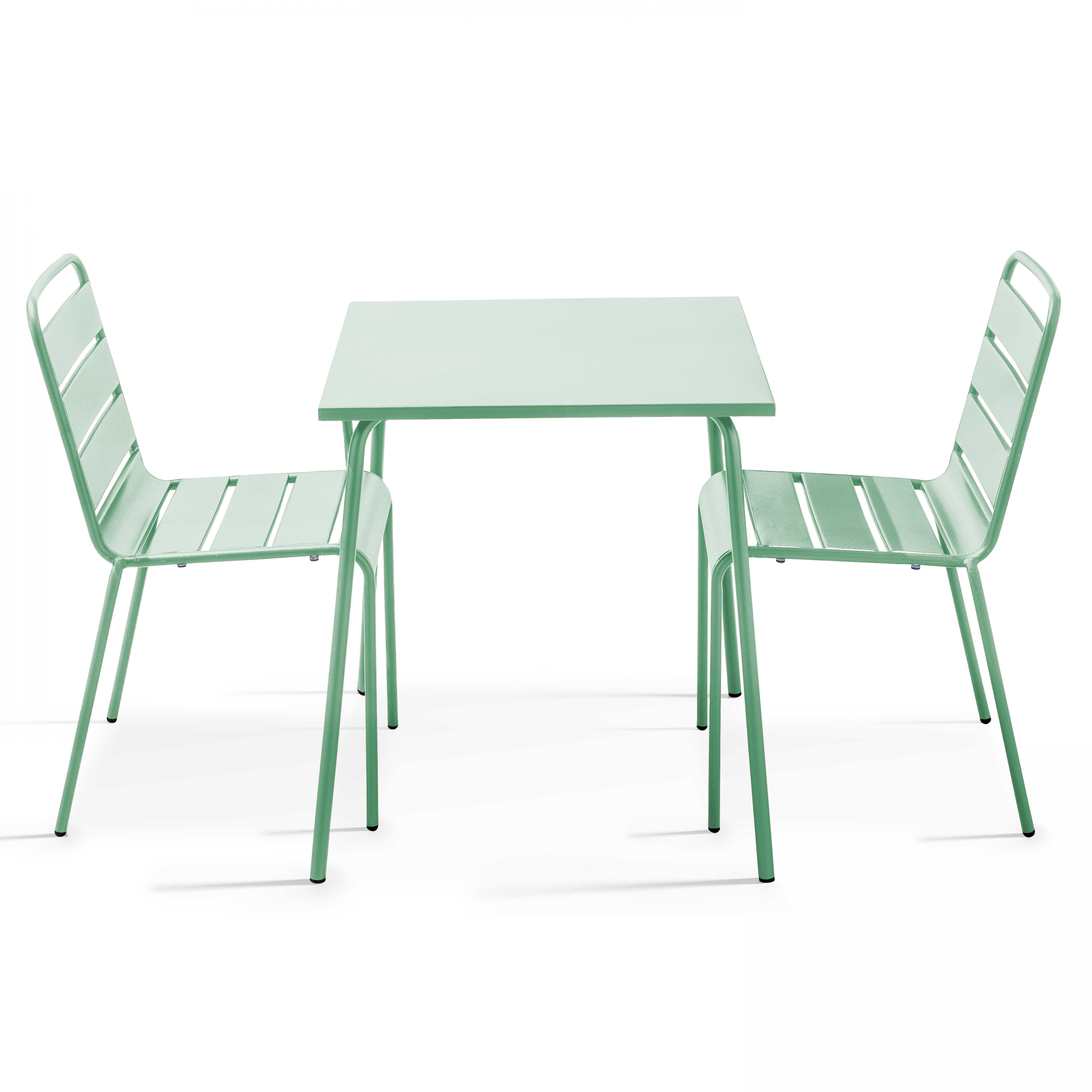Ein mintgrüner Tisch und zwei Stühle auf weißem Hintergrund.