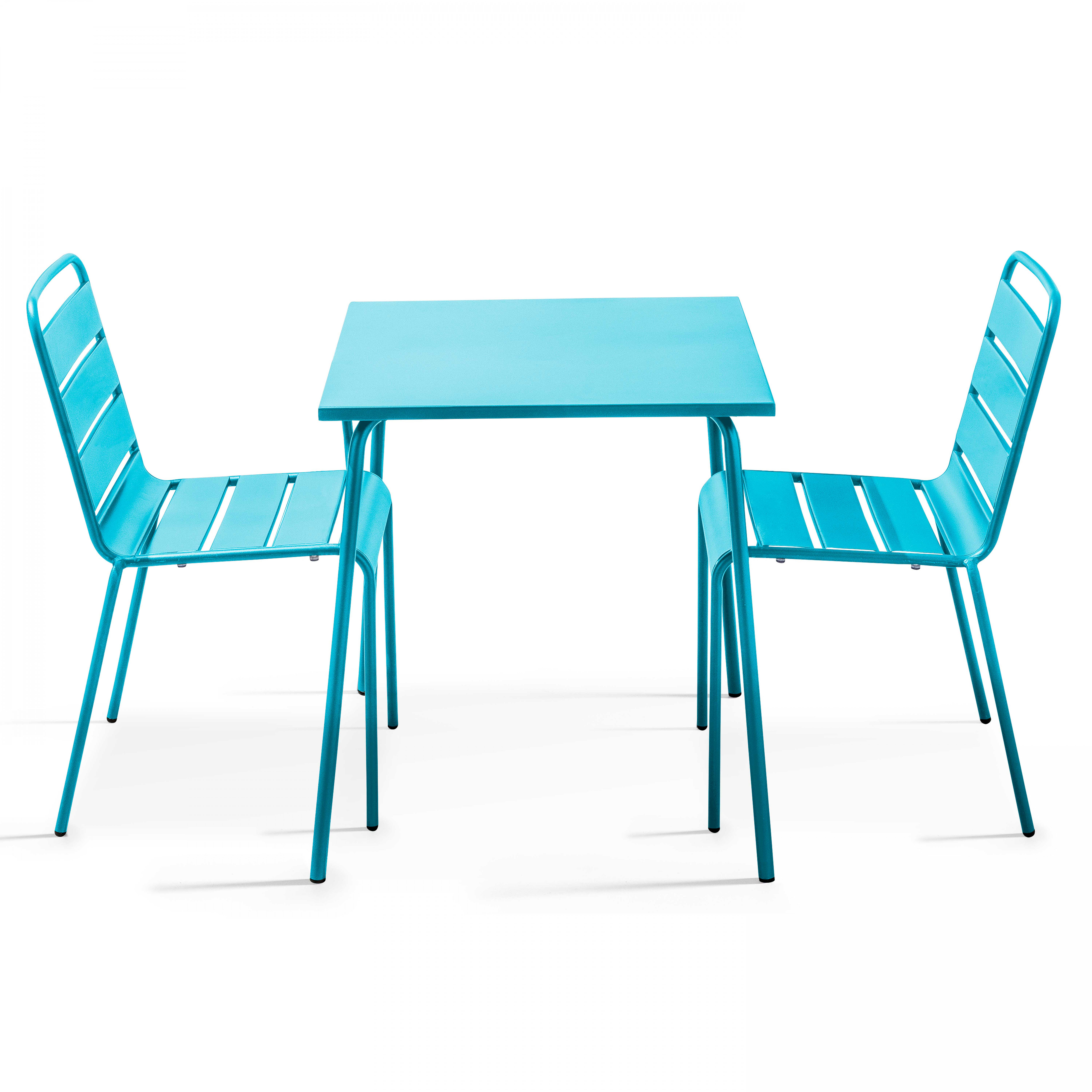 Ein blauer Tisch und zwei Stühle auf weißem Hintergrund, schlichtes und modernes Design.