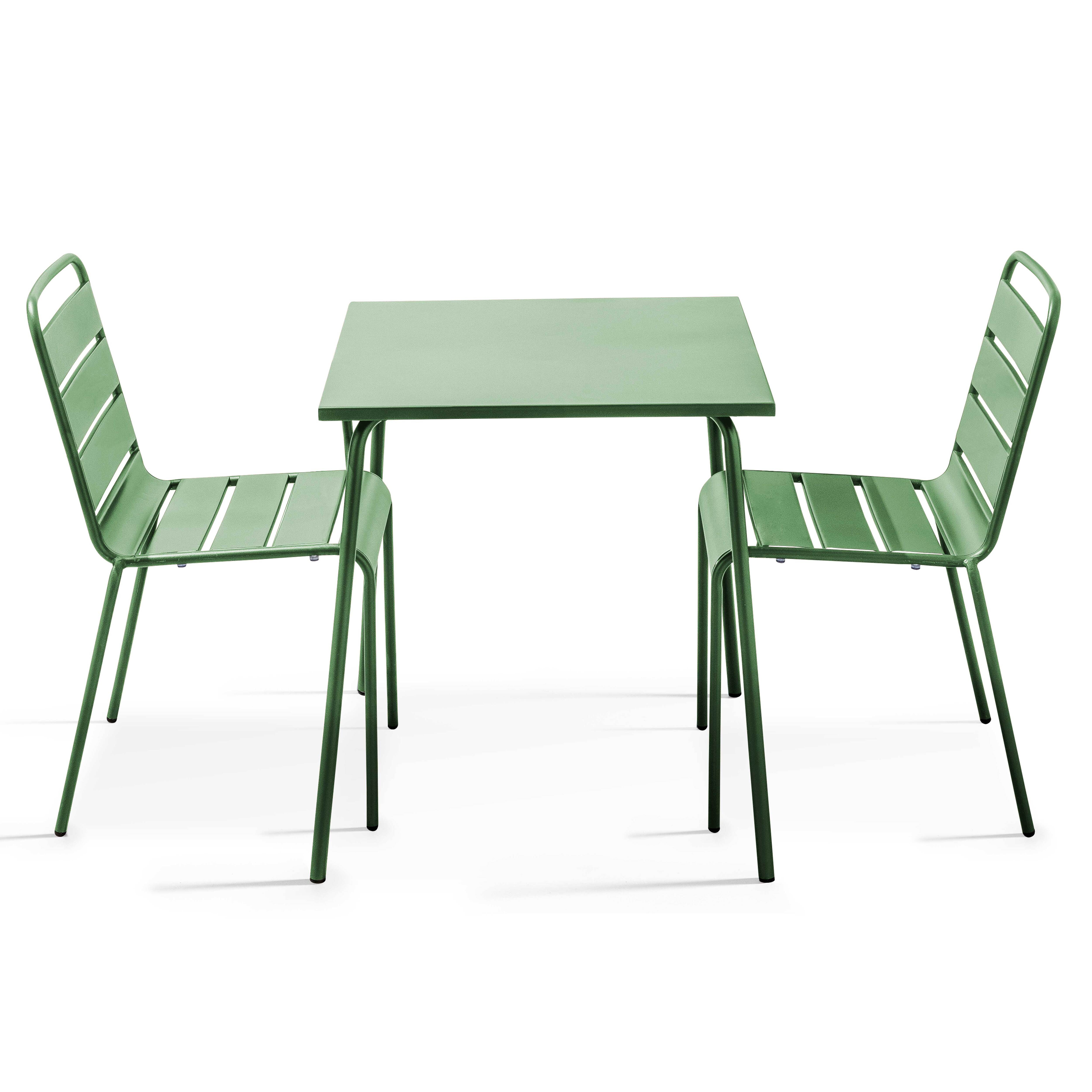 Grüner Metalltisch mit zwei passenden Stühlen. Tisch ist quadratisch, Stühle haben Lattenrücken.