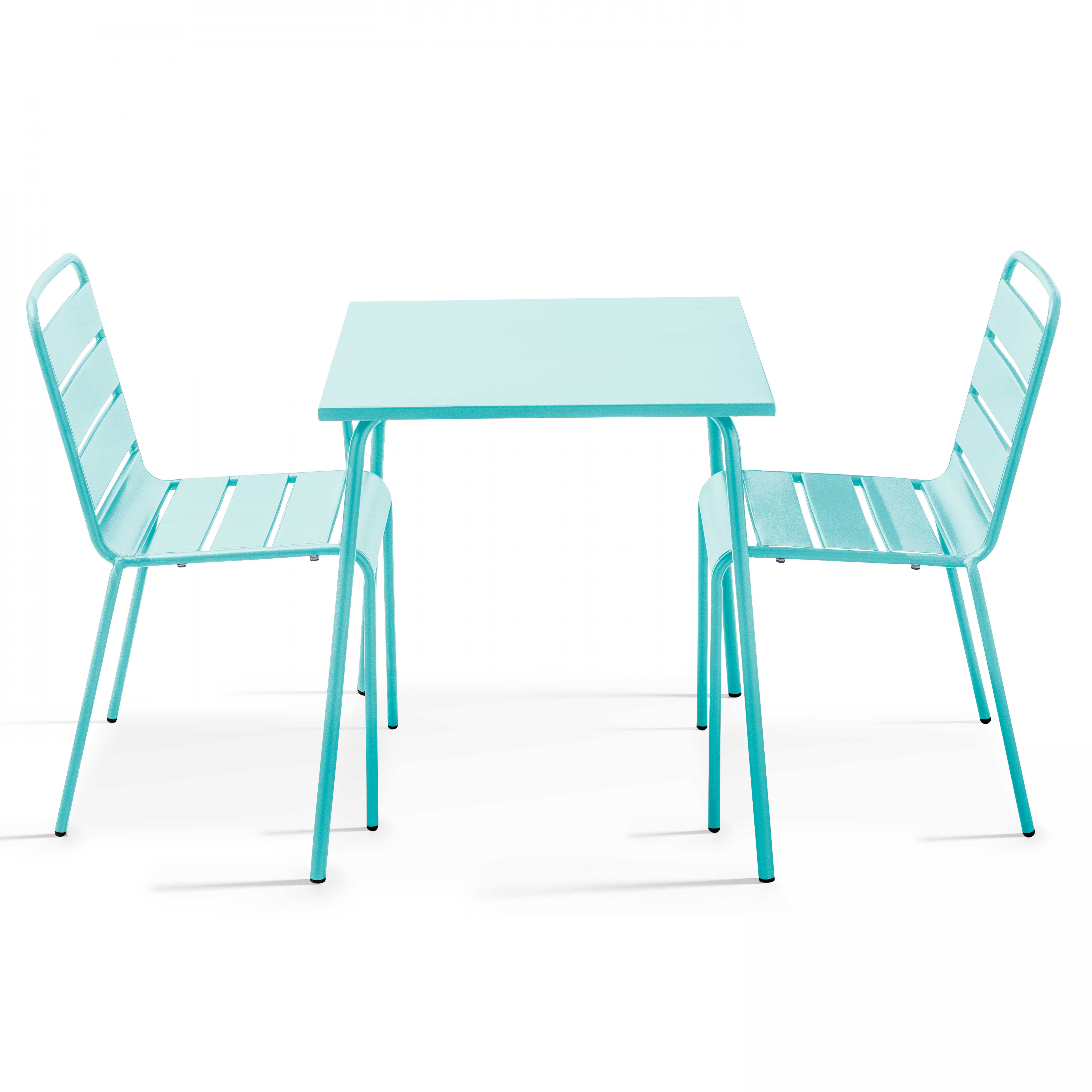 Hellblaues Terrassenset mit quadratischem Tisch und zwei Stühlen vor weißem Hintergrund.