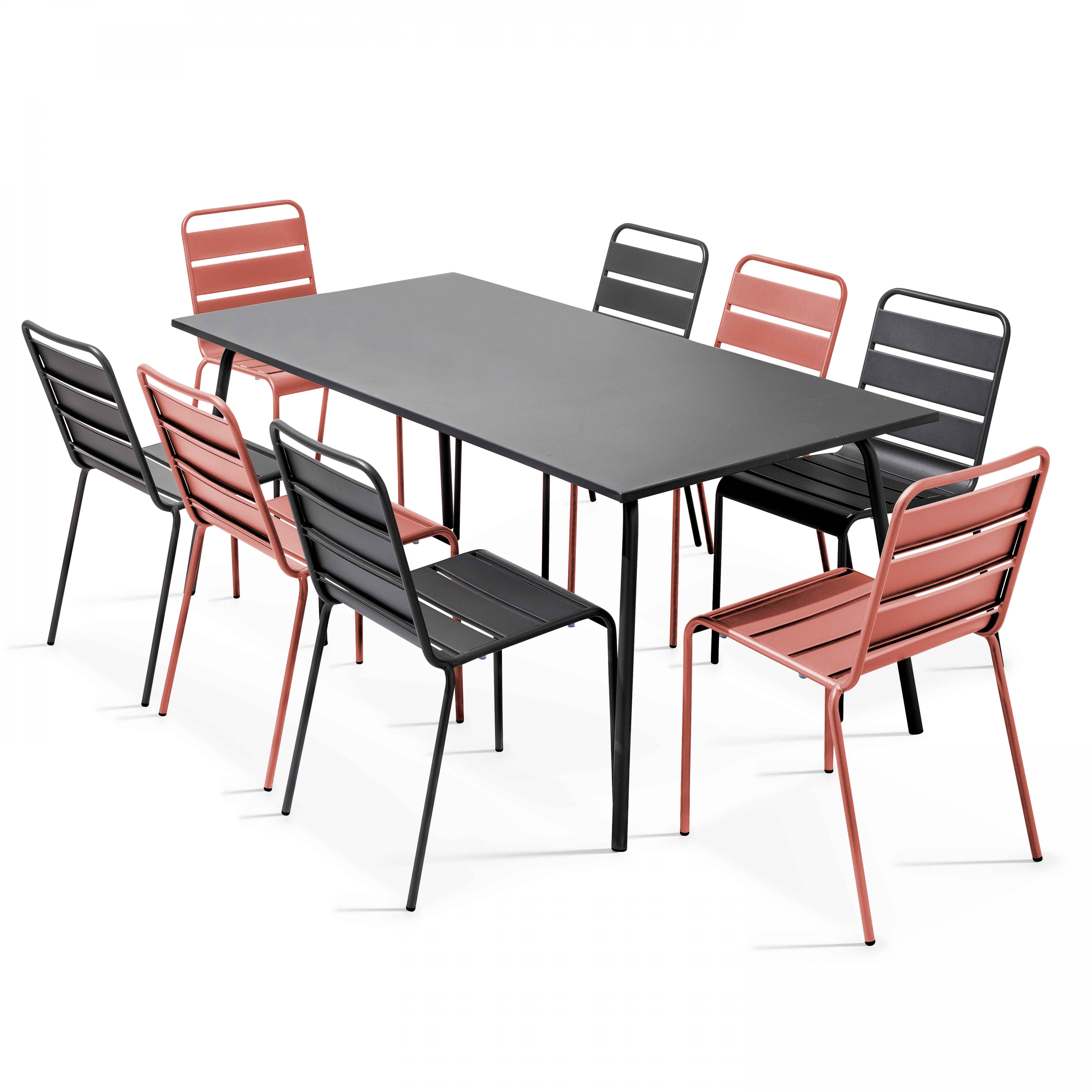 Ein schwarzes und rotes Ess-Set mit rechteckigem Tisch und Stühlen auf Weiß.