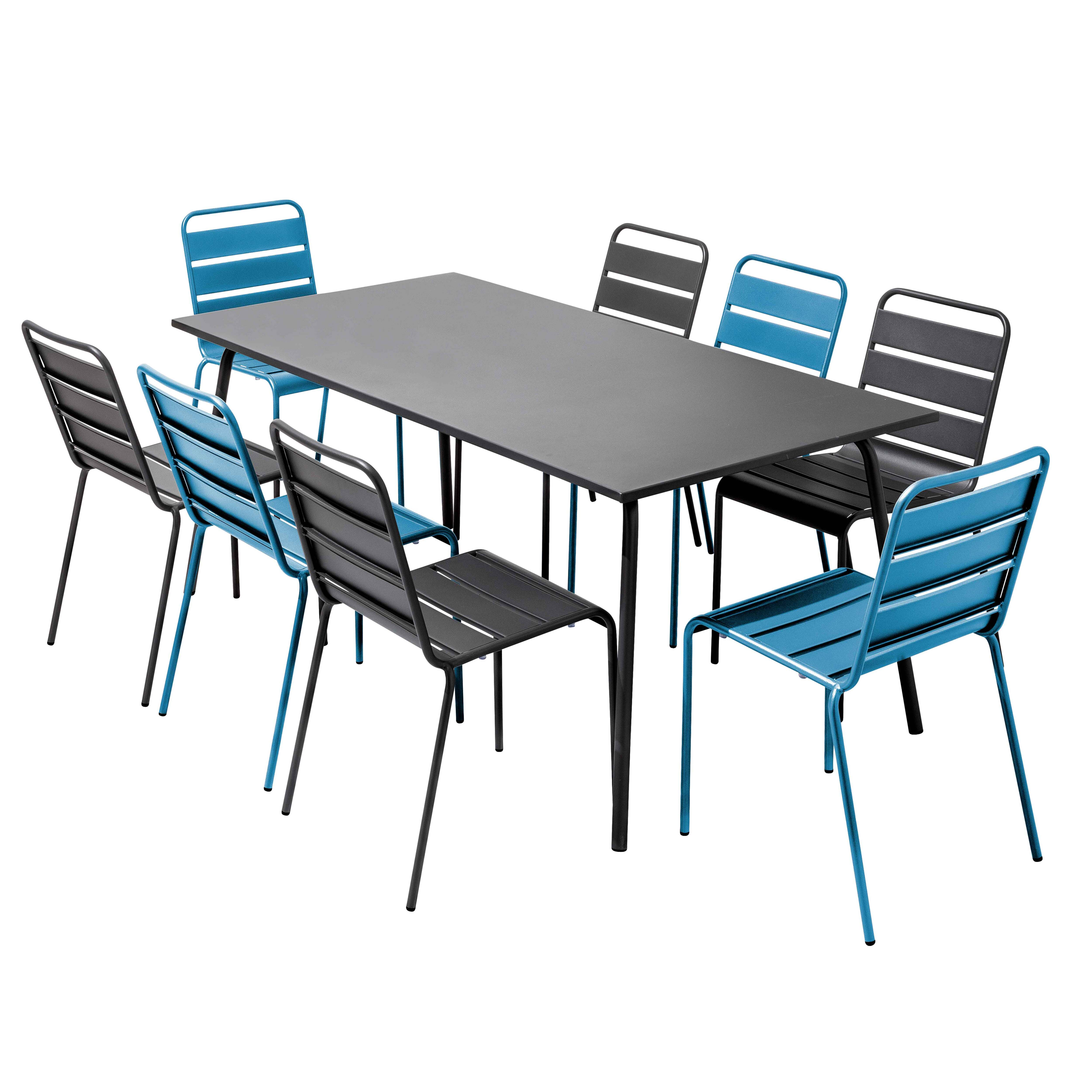 Ein Ess-Set im Freien mit einem rechteckigen Tisch und acht Stühlen. Die Stühle sind abwechselnd blau und schwarz.