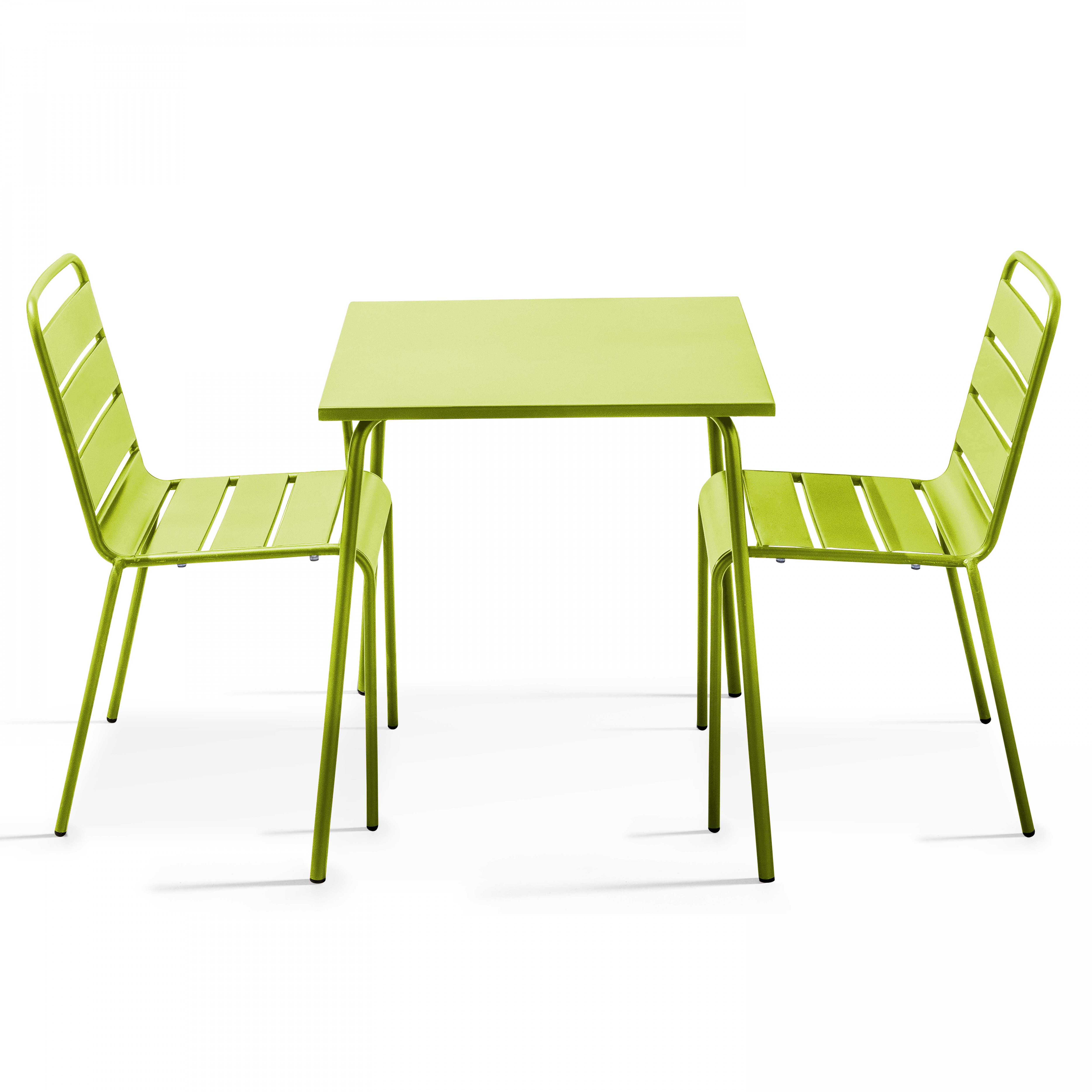 Zwei grüne Stühle und ein grüner quadratischer Tisch auf weißem Hintergrund.