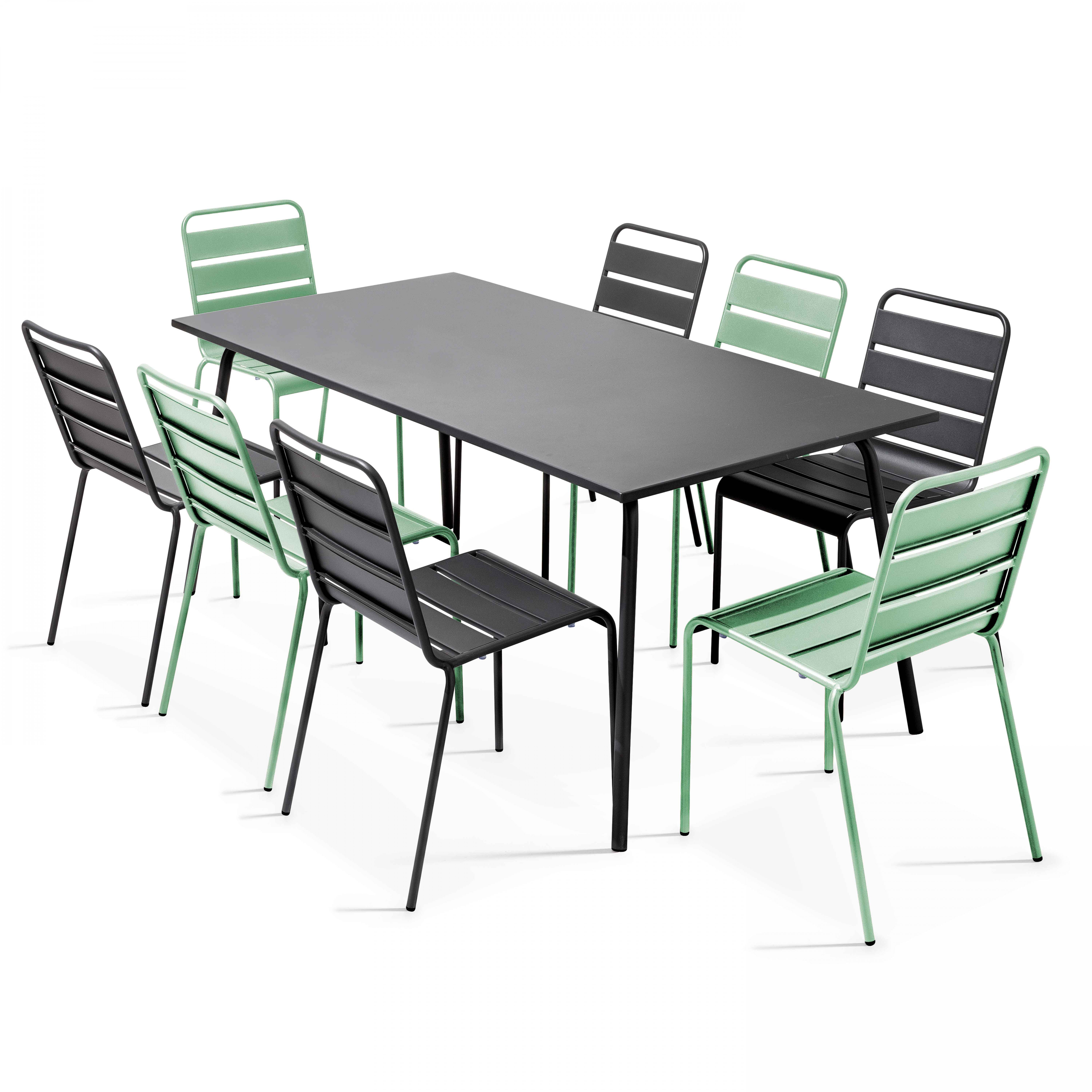 Schwarzer Tisch und Stühle, einige grün, auf weißem Hintergrund.