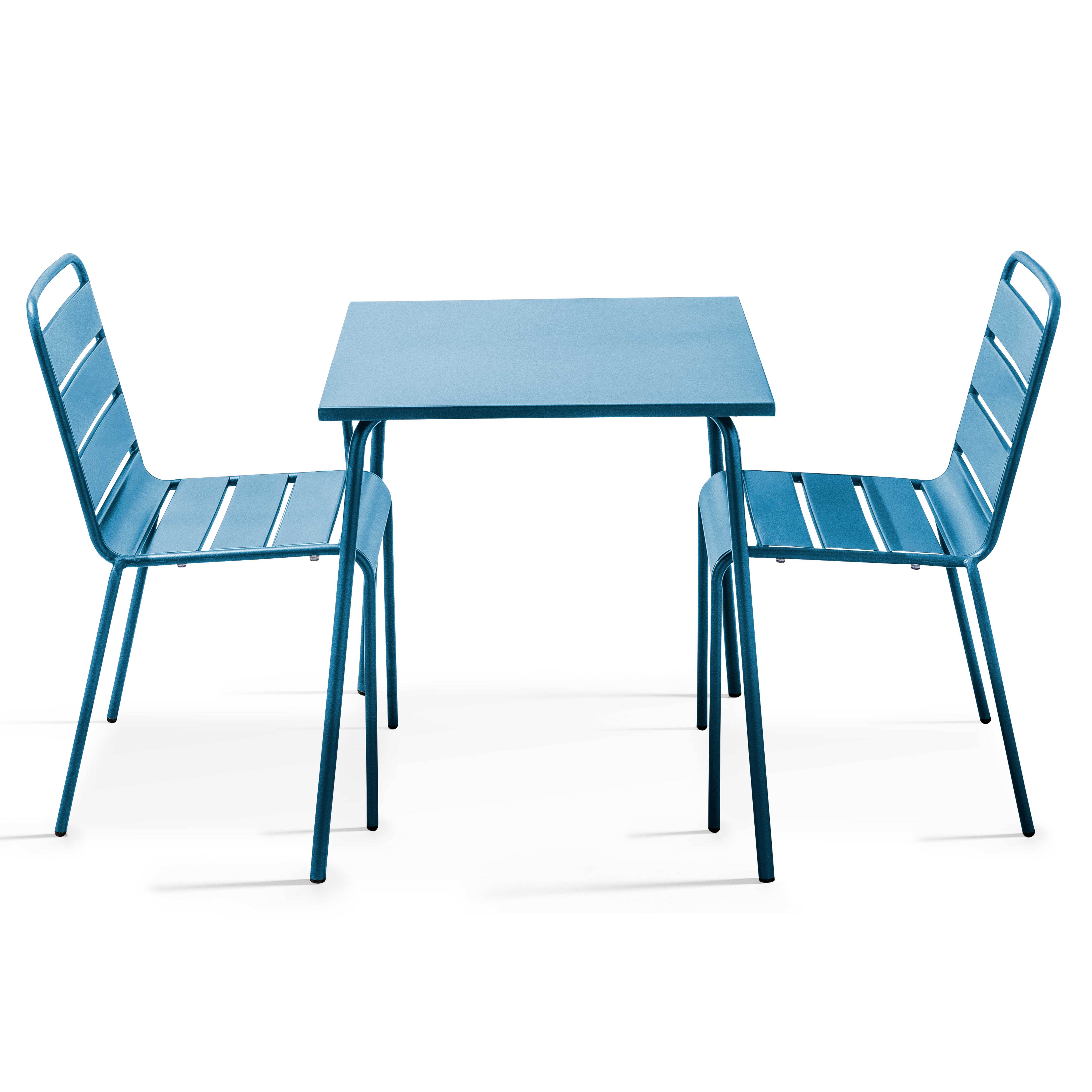 Blauer Metalltisch und Stühle-Set auf weißem Hintergrund. Zwei Stühle und ein Tisch.
