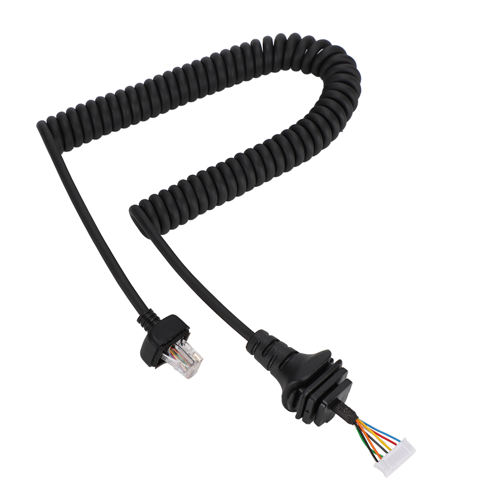 Ein gewickeltes schwarzes Kabel mit Anschlüssen an beiden Enden vor einem weißen Hintergrund.