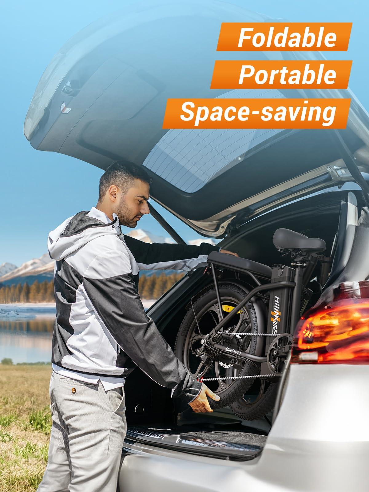 Mężczyzna ładujący złożony czarny rower elektryczny do bagażnika samochodu.