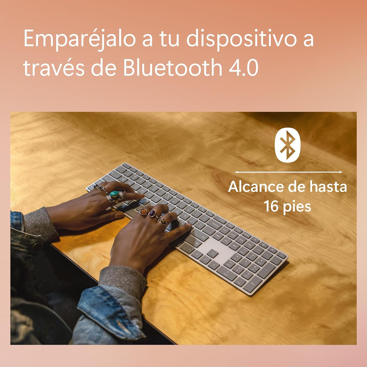 Mani con anelli usano una tastiera. Testo: 'Accoppia con Bluetooth 4.0'.