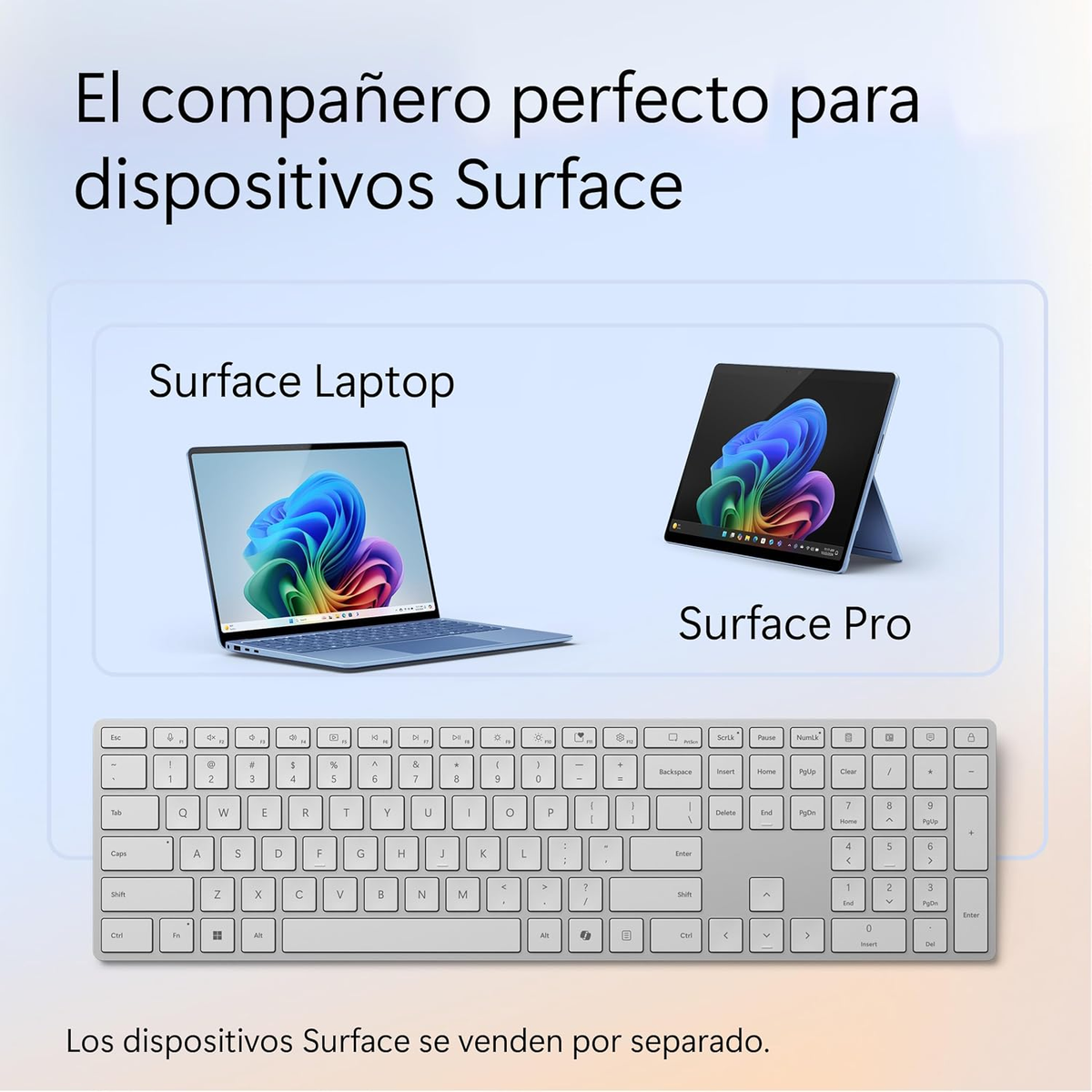 Immagine di marketing che mostra un Surface Laptop, un Surface Pro e una tastiera bianca su uno sfondo bianco.