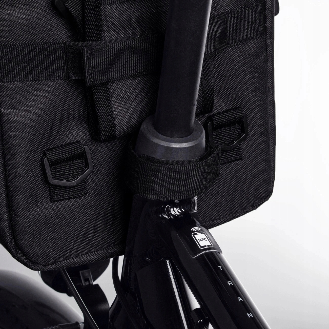 Zbliżenie czarnej torby rowerowej przymocowanej do czarnej ramy. To zbliżenie.