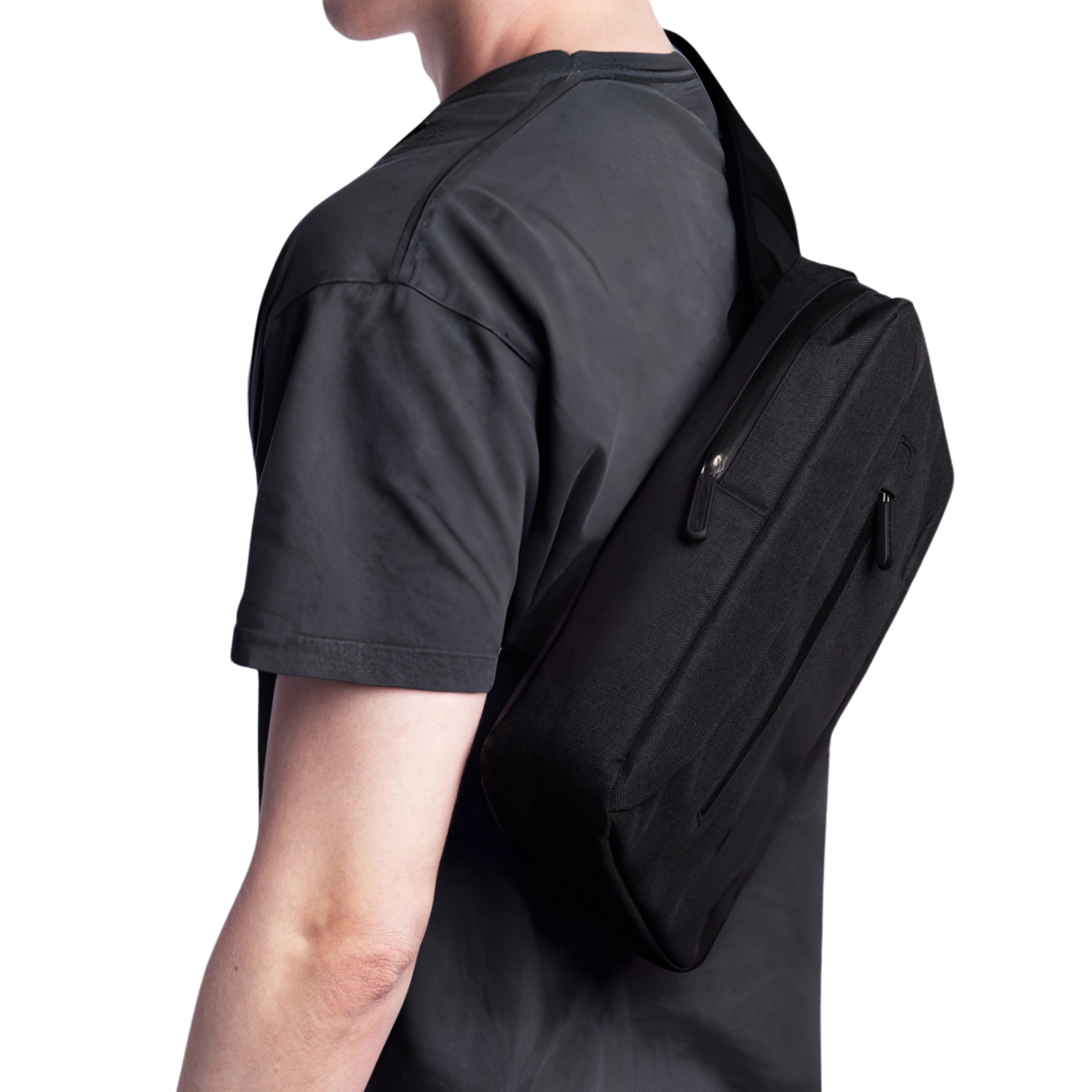 Mężczyzna w czarnym t-shircie nosi czarną torbę na ramieniu i przez klatkę piersiową.