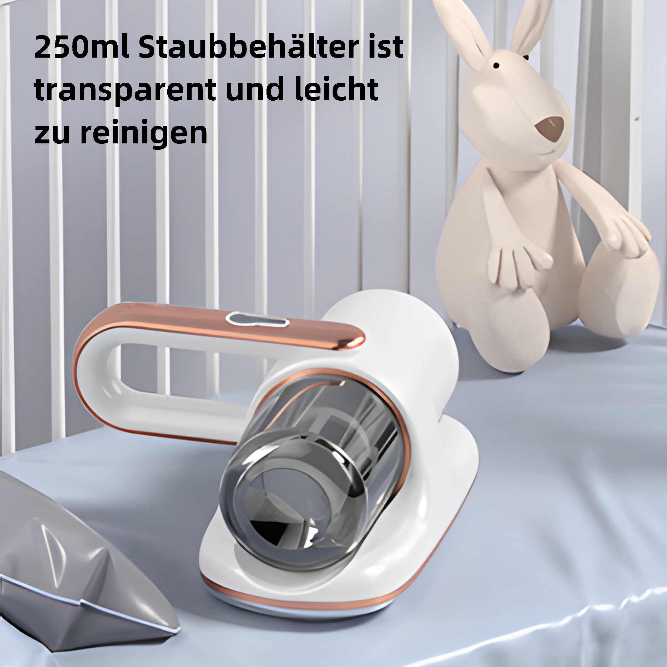 Ein weißer und roségoldener Staubsauger liegt auf einer blauen Oberfläche, ein Häschenspielzeug dahinter.