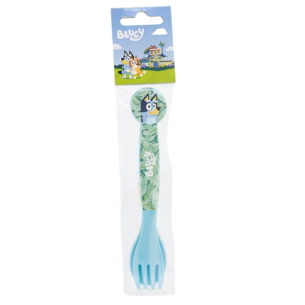 Ein Bluey-Gabel- und Löffel-Set in der Verpackung. Es ist eine Nahaufnahme auf weißem Untergrund.