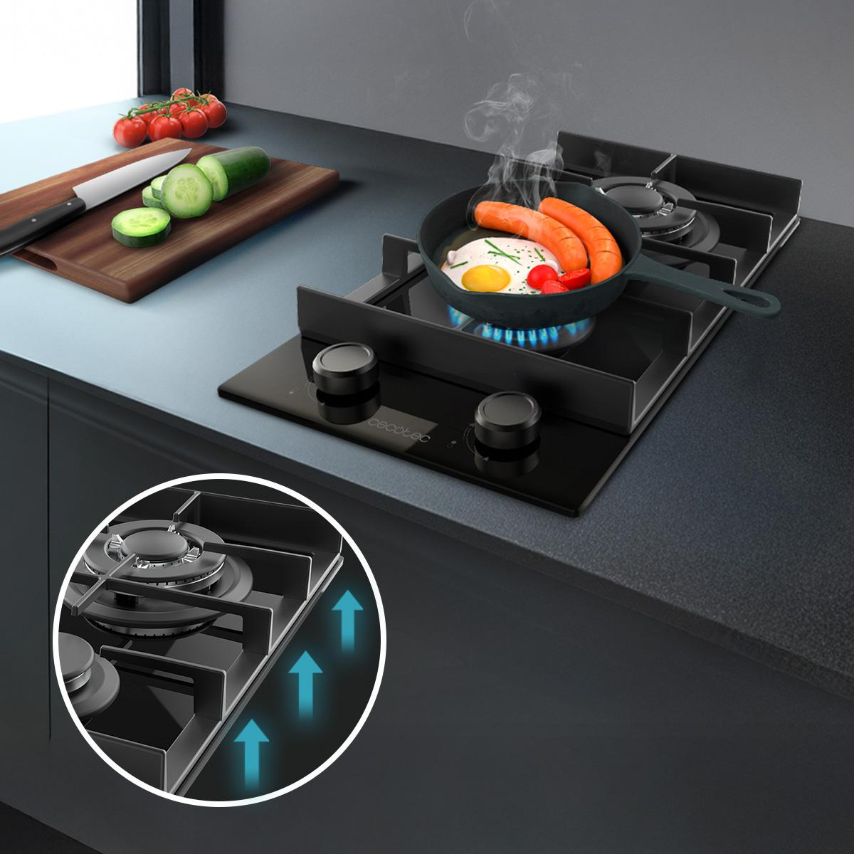 Un piano cottura con una padella che cucina cibo, accanto a un tagliere con verdure. Sono visibili fiamme blu.