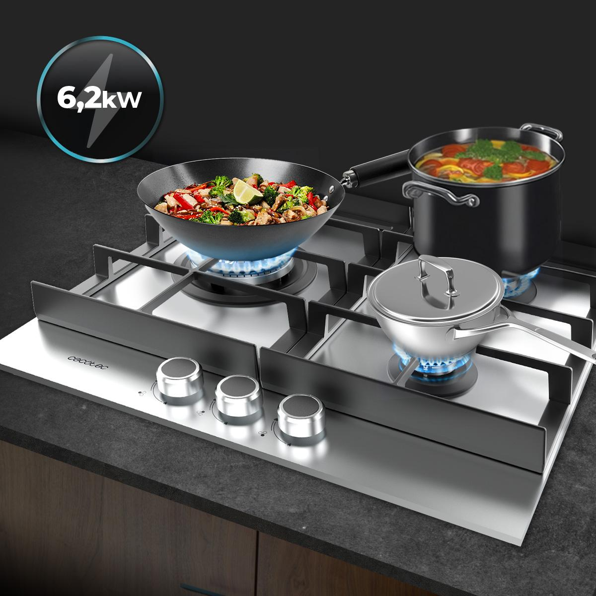 Płyta kuchenna ze stali nierdzewnej z trzema pokrętłami. Wok i garnek z jedzeniem na palnikach.