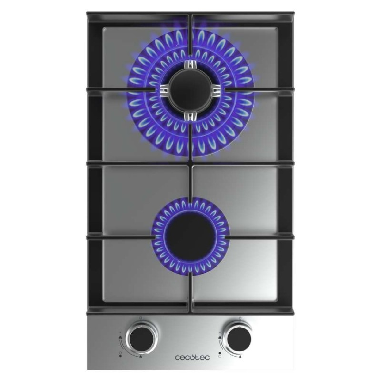 Płyta kuchenna ze stali nierdzewnej z dwoma palnikami płonącymi niebieskimi płomieniami. Widok z przodu, na białym tle.