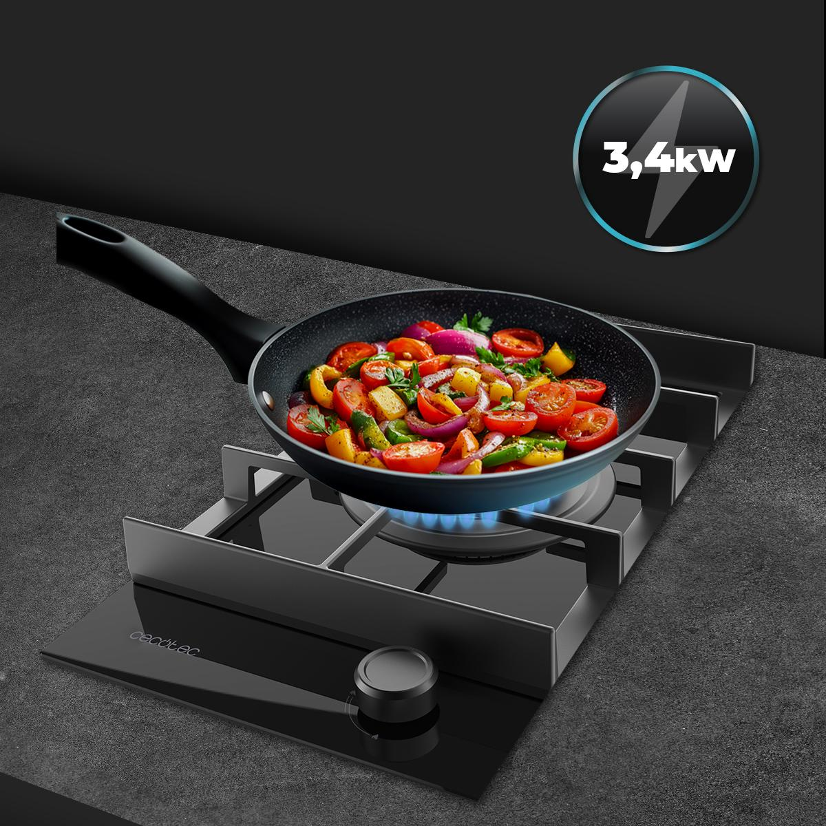 Una cocina de gas con una sartén de verduras, llamas. Un gráfico circular muestra 3,4 kW.