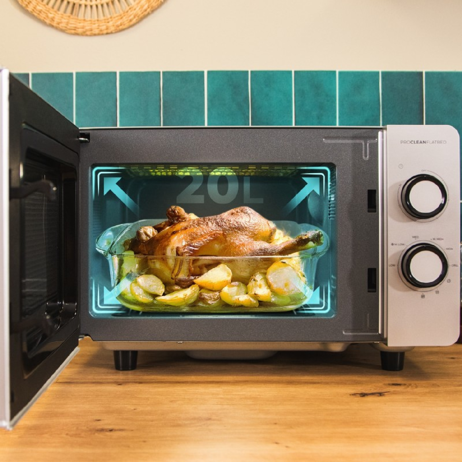 Un forno a microonde con un pollo arrosto all'interno. Lo sportello del microonde è aperto.