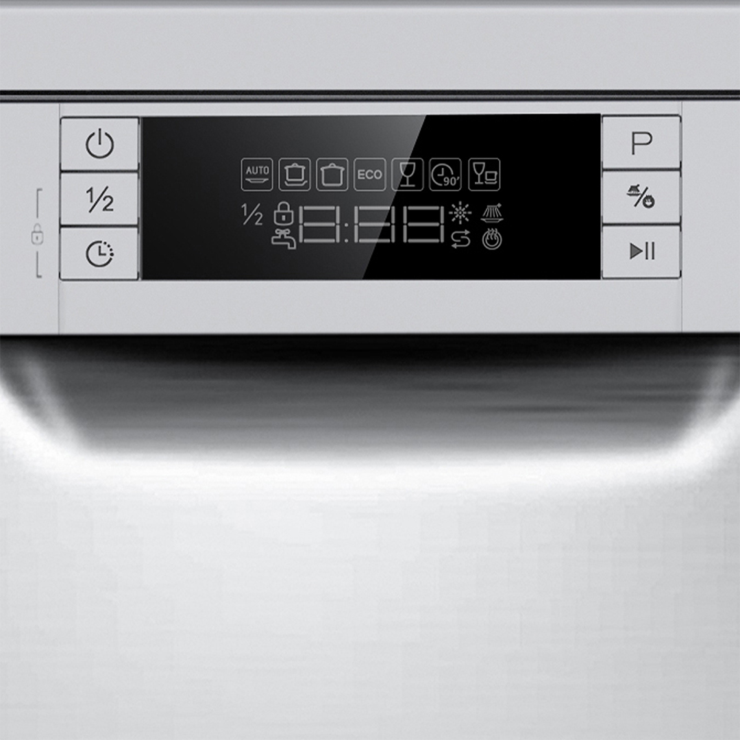 Primer plano del panel de control de un lavavajillas con varios ajustes y pantalla digital, en blanco.