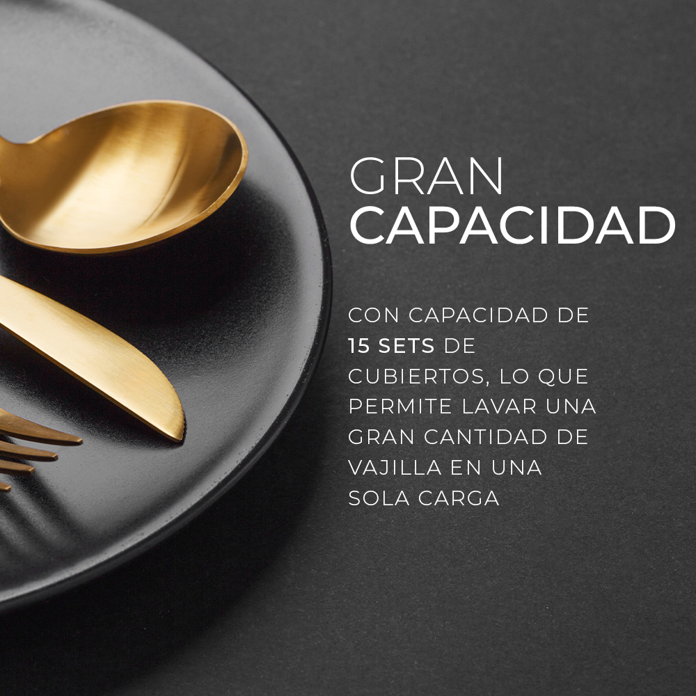 Primer plano de cubiertos dorados en un plato negro con texto sobre capacidad.