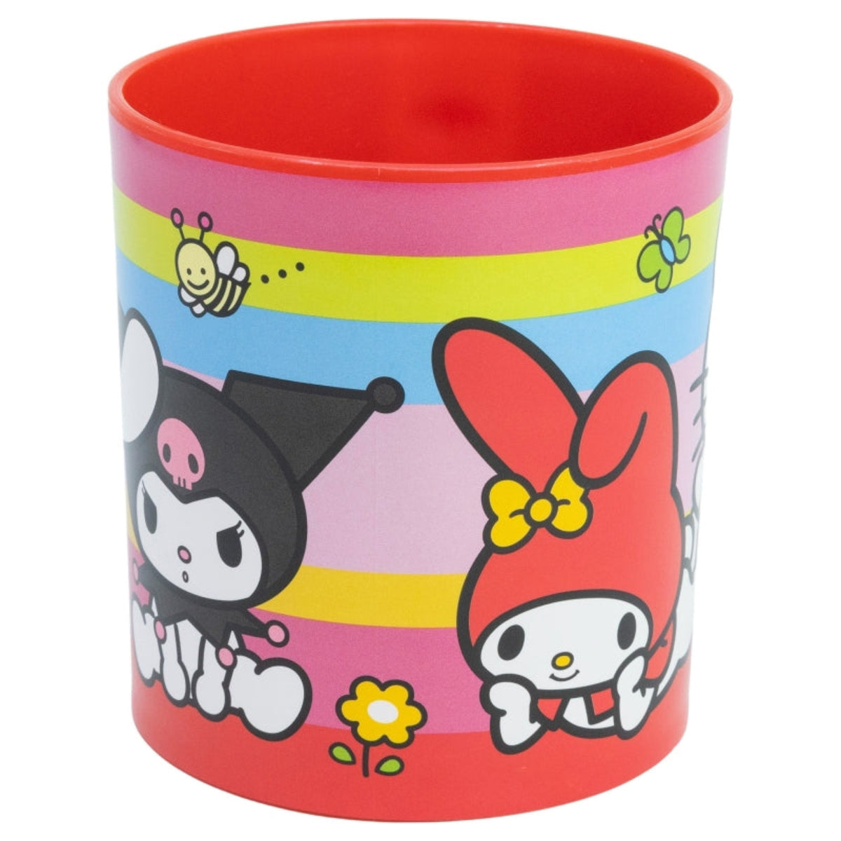 Roter Becher mit Hello Kitty und Freunden, mit Charakteren und bunten Streifen.