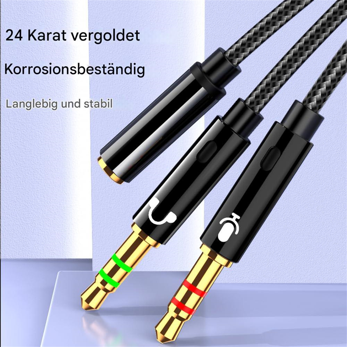Nahaufnahme eines 3,5-mm-Audio-Splitterkabels mit vergoldeten Steckern. Textbeschriftungen sind sichtbar.