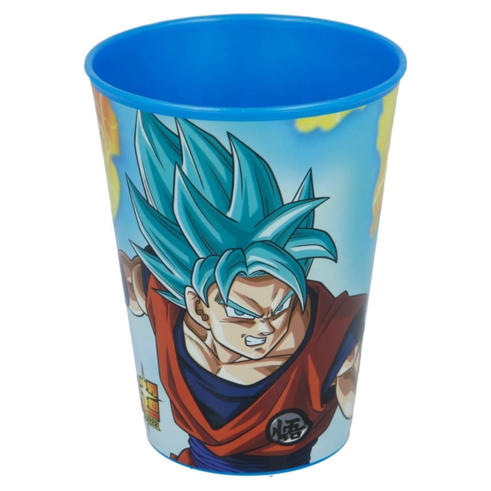 Ein blauer Plastikbecher mit einem Bild von Goku aus Dragon Ball Z. Der Becher hat einen blauen Rand und einen weißen Hintergrund.