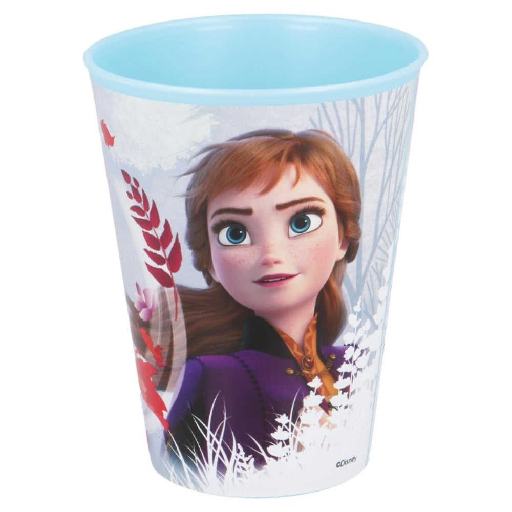 Ein blauer Plastikbecher mit Anna aus Frozen. Der Becher hat einen blauen Rand und einen verschneiten Wald im Hintergrund.