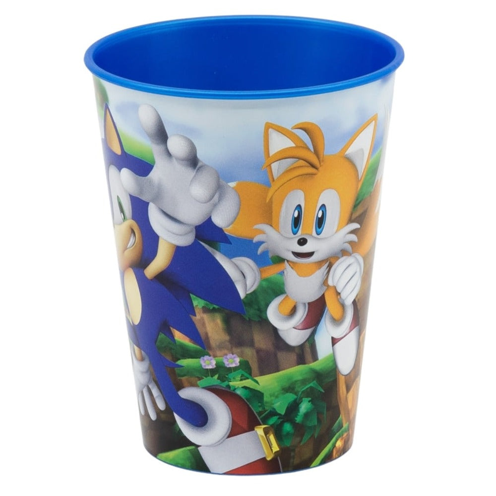 Ein blauer Becher mit einem Bild von Sonic the Hedgehog und Tails. Der Becher hat einen blauen Rand.