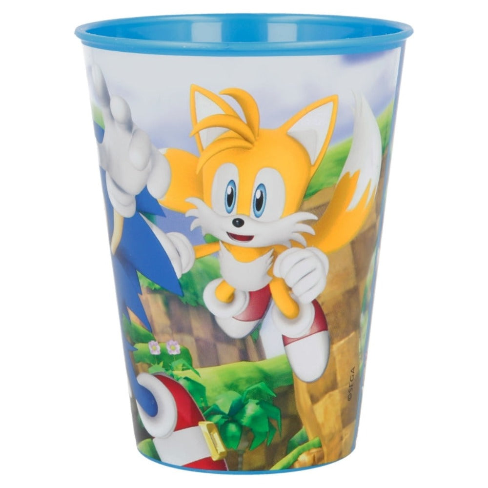 Blaue Tasse mit Sonic und Tails von Sonic the Hedgehog. Sie hat einen blauen Henkel und Hintergrund.