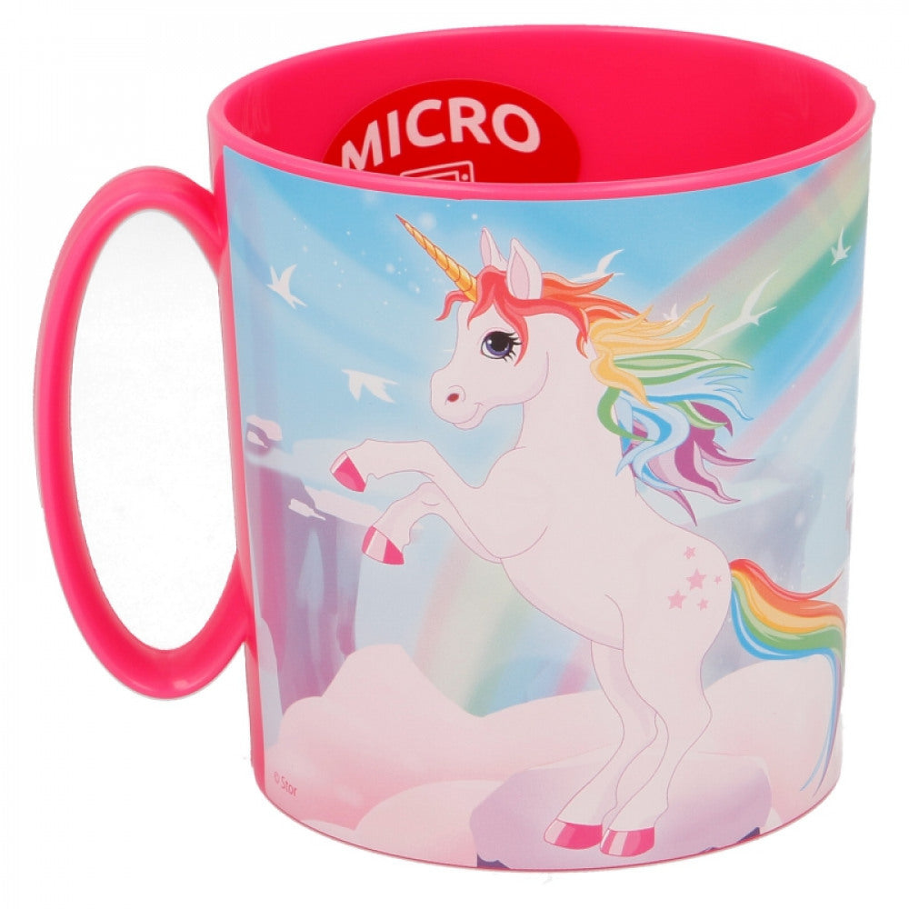 Rosa Becher mit Einhorn-Design, Regenbogen und Wolken. Er hat einen Griff.