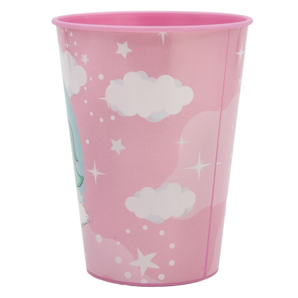 Rosa Becher mit weißen Wolken und Sternen. Der Becher hat einen rosa Rand.