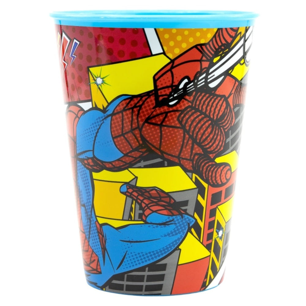 Ein Becher mit Spiderman-Design. Rote, blaue und gelbe Farben dominieren.