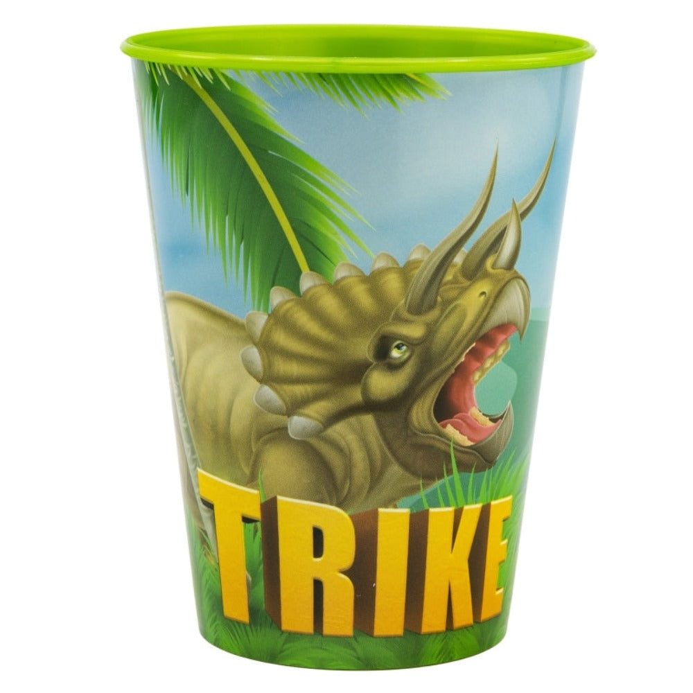 Ein grüner Becher mit einem Triceratops darauf. Der Dinosaurier hat das Maul offen, darunter steht 'TRIKE'.