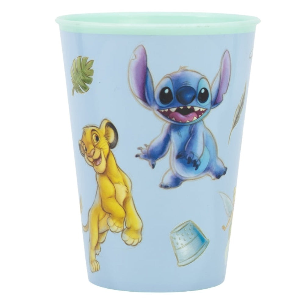 Ein blauer Becher mit Zeichentrickfiguren von Simba und Stitch, mit anderen Bildern.