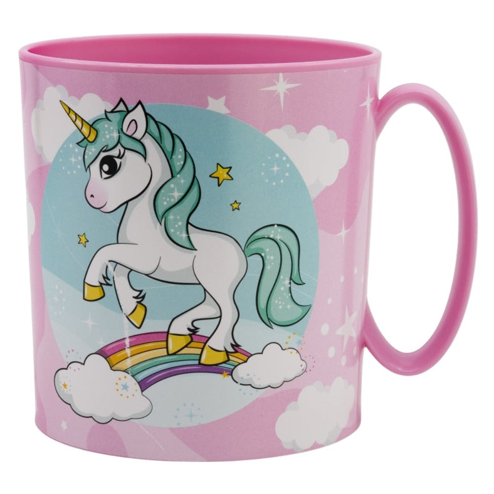 Eine rosa Tasse mit Einhorn-Design, Regenbogen und Sternen. Der Griff ist auch rosa.
