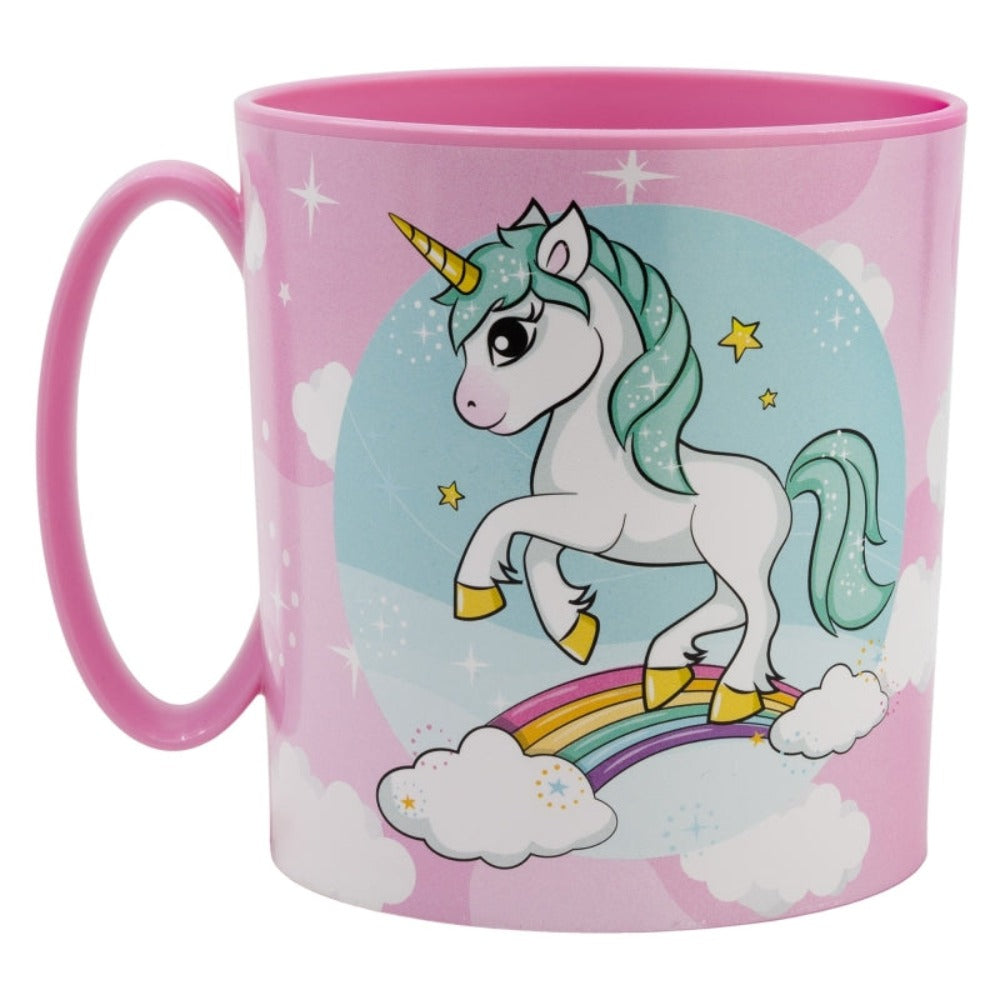 Eine rosa Tasse mit Einhorn-Design, Regenbogen und Sternen. Der Griff ist auch rosa.