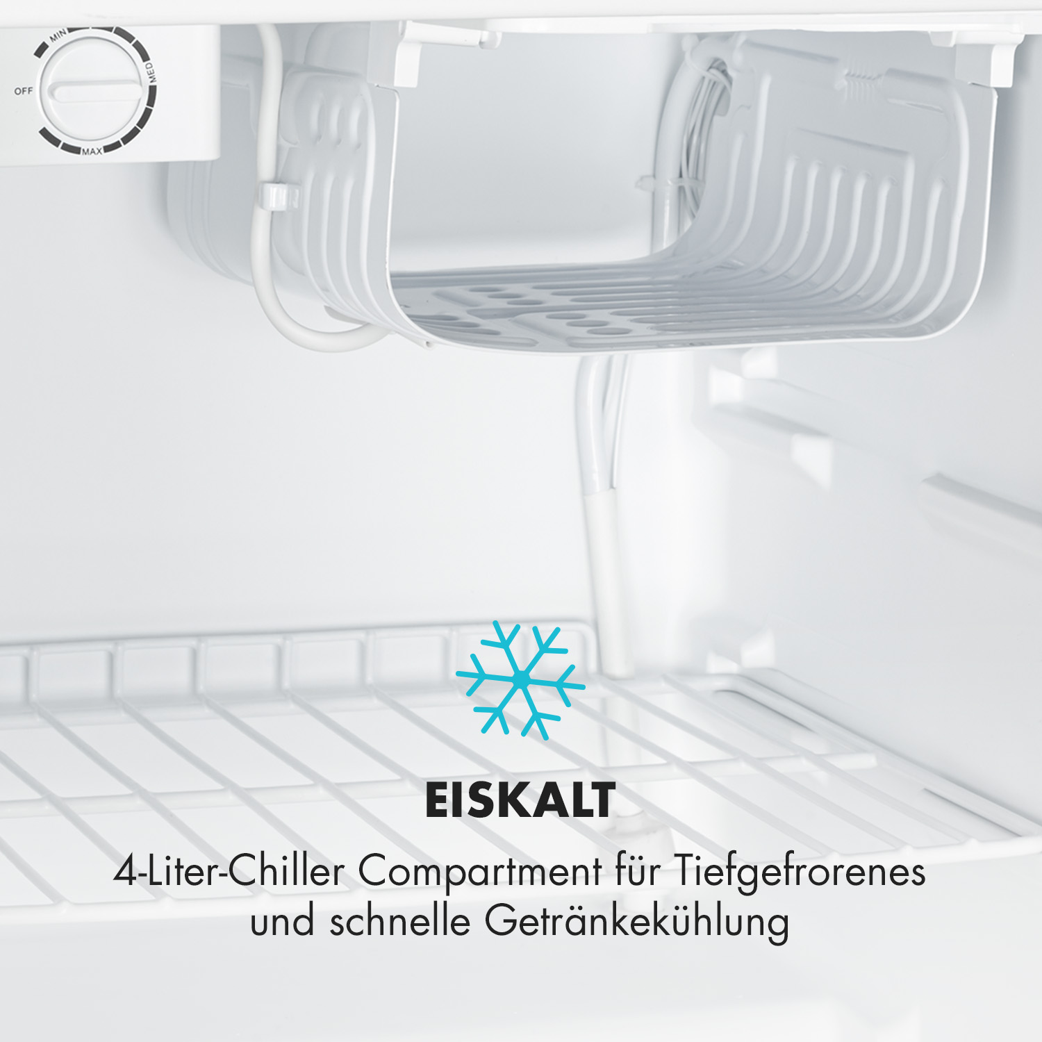 Im Inneren eines Mini-Kühlschranks, mit Kühlfach und Drahtregal.