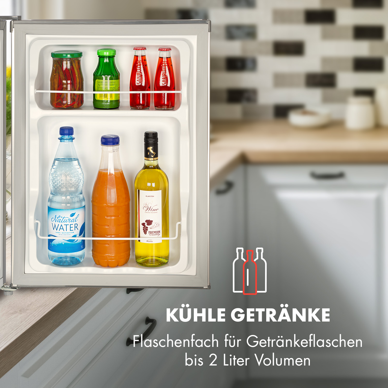 Ein Minikühlschrank mit Wasser, Saft und Soda, darunter Text auf Deutsch.