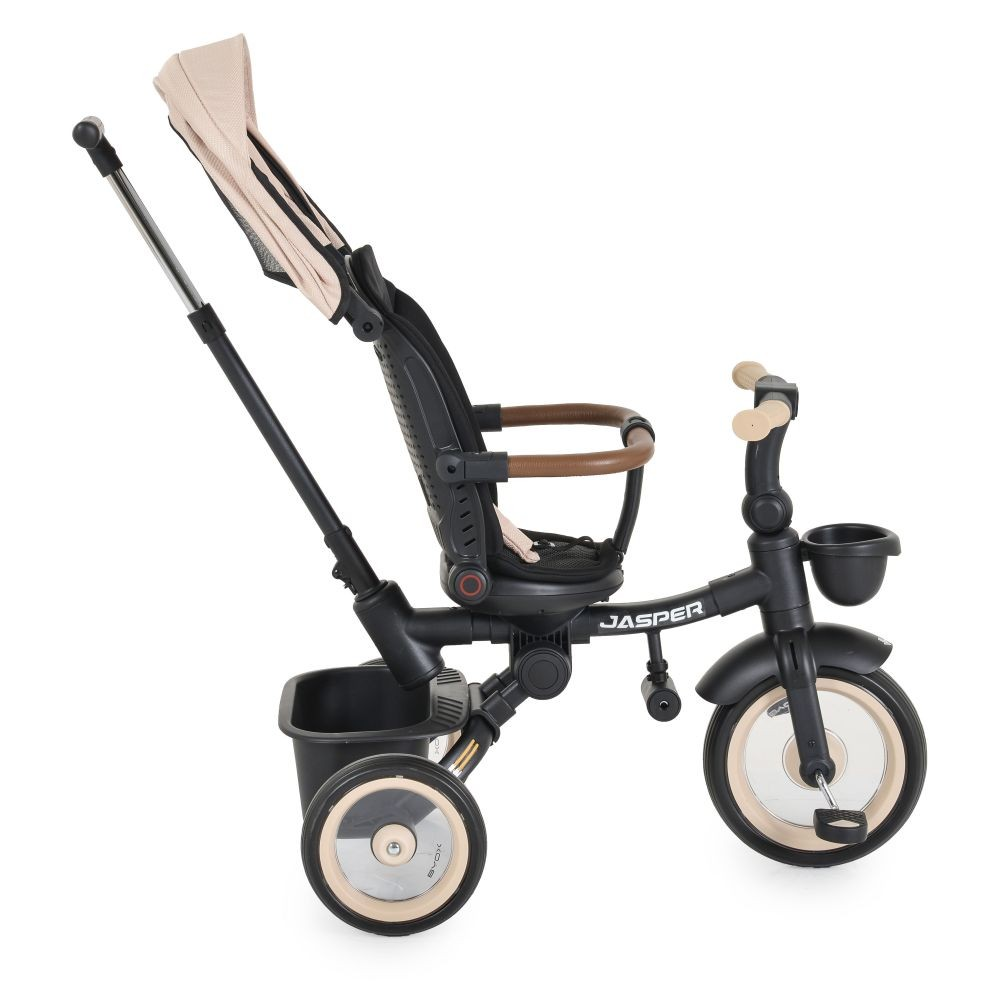 Ein schwarz-beiges Baby-Dreirad mit Verdeck, Sitz und Eltern-Griff. Es hat drei Räder und einen Korb.