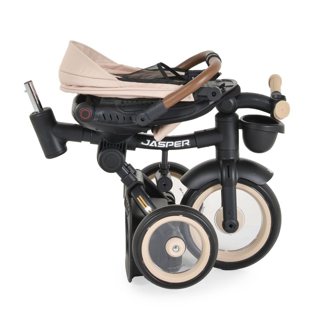 Ein schwarz-beiges Baby-Dreirad mit Verdeck, Sitz und Eltern-Griff. Das Dreirad ist zusammengeklappt.