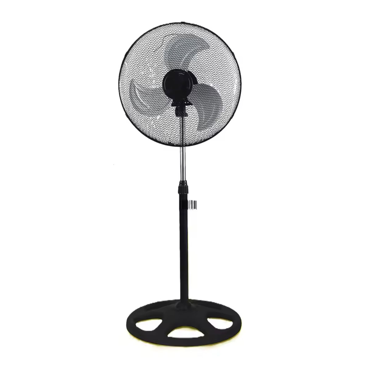 Un ventilador de pie negro con una base circular y una rejilla de malla. Está sobre un fondo blanco.