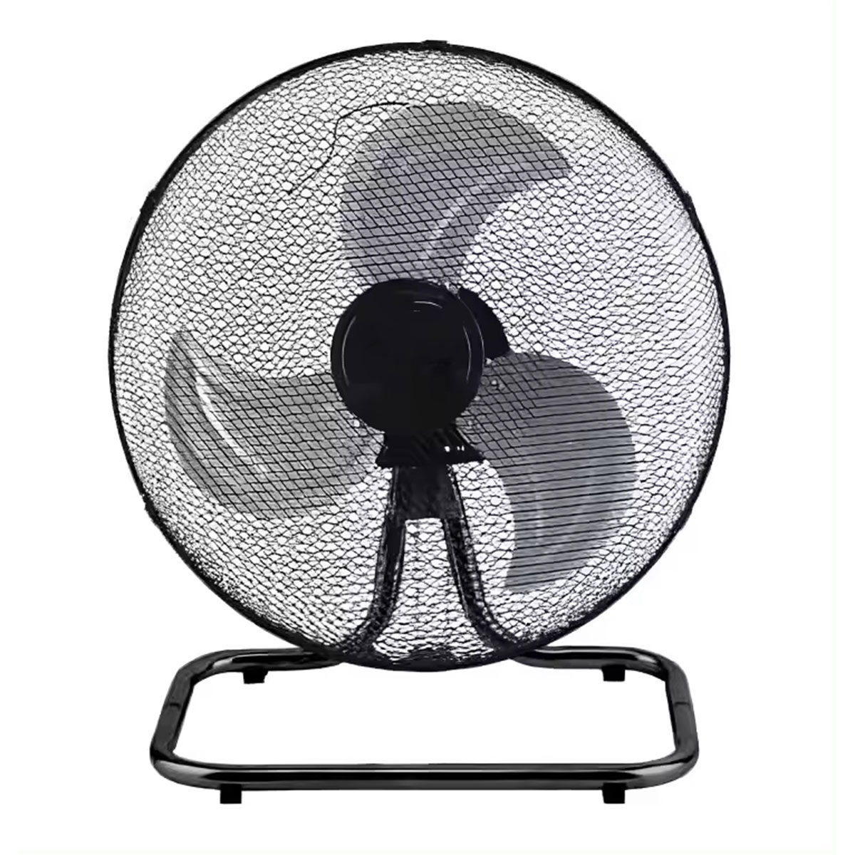 Un ventilador de escritorio de metal negro con una cubierta de malla sobre las aspas, sobre fondo blanco.