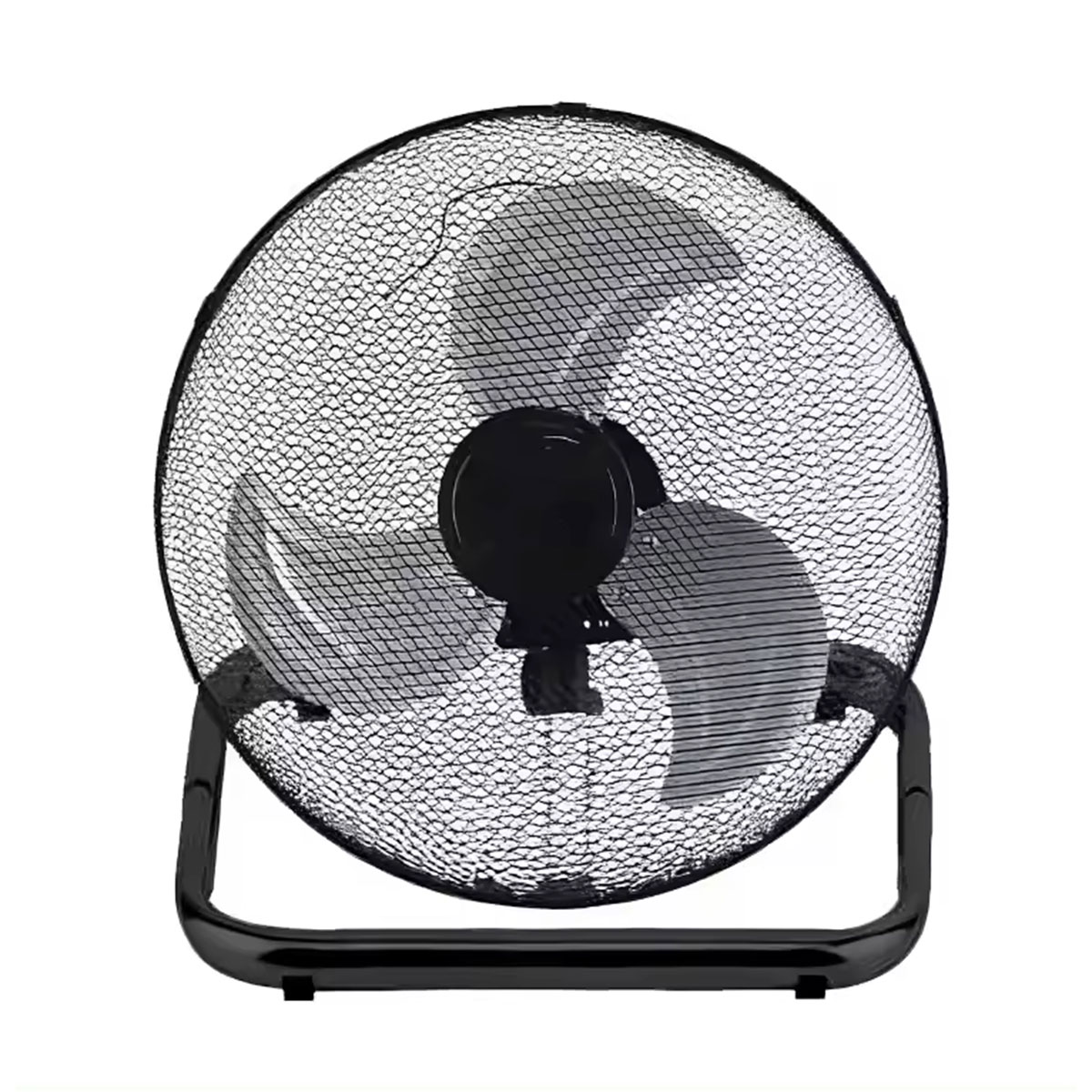 Un ventilador negro con una rejilla de malla y aspas negras, apoyado sobre una base negra. El ventilador está ligeramente inclinado hacia arriba.