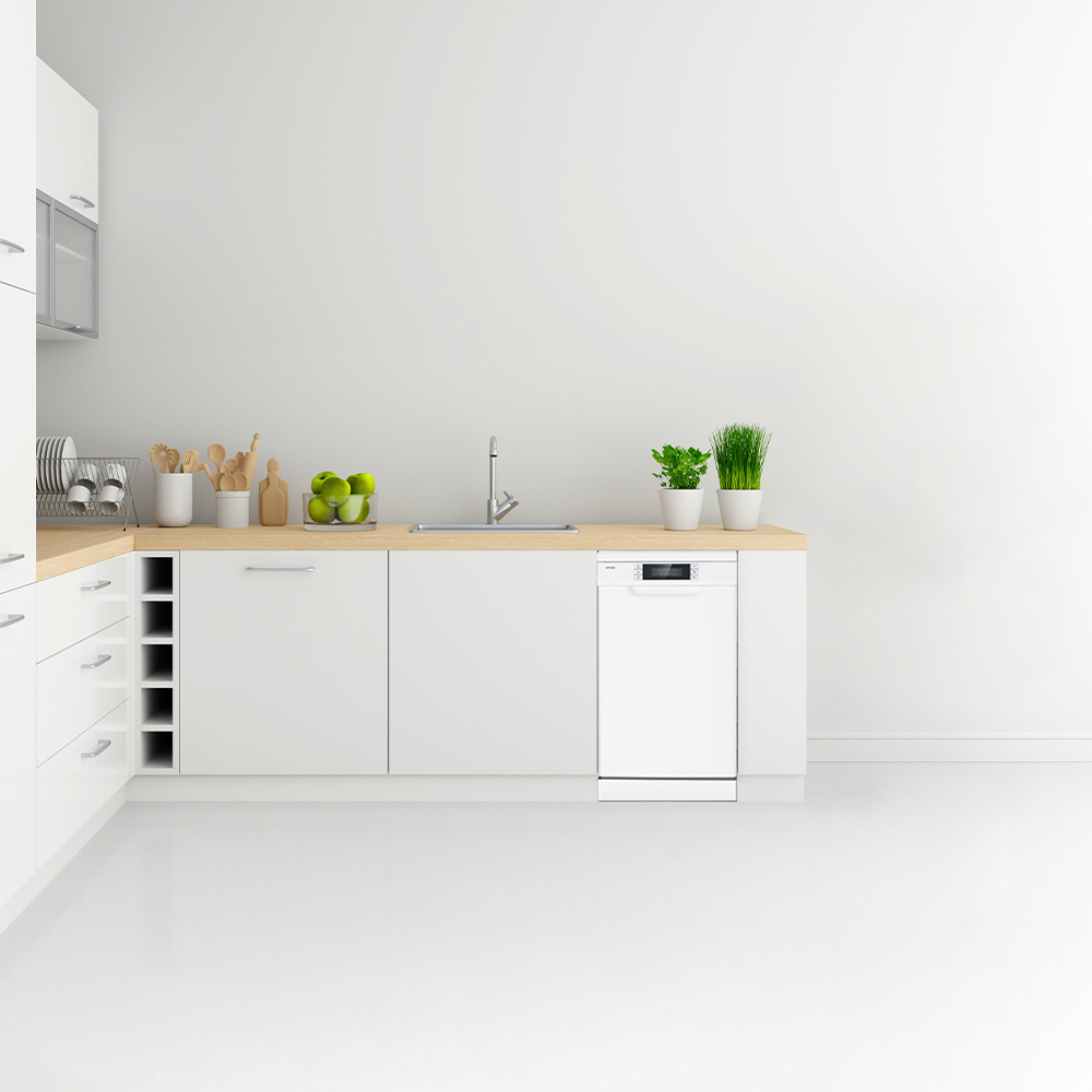 Una cocina blanca moderna con encimeras de madera clara y un lavavajillas empotrado.