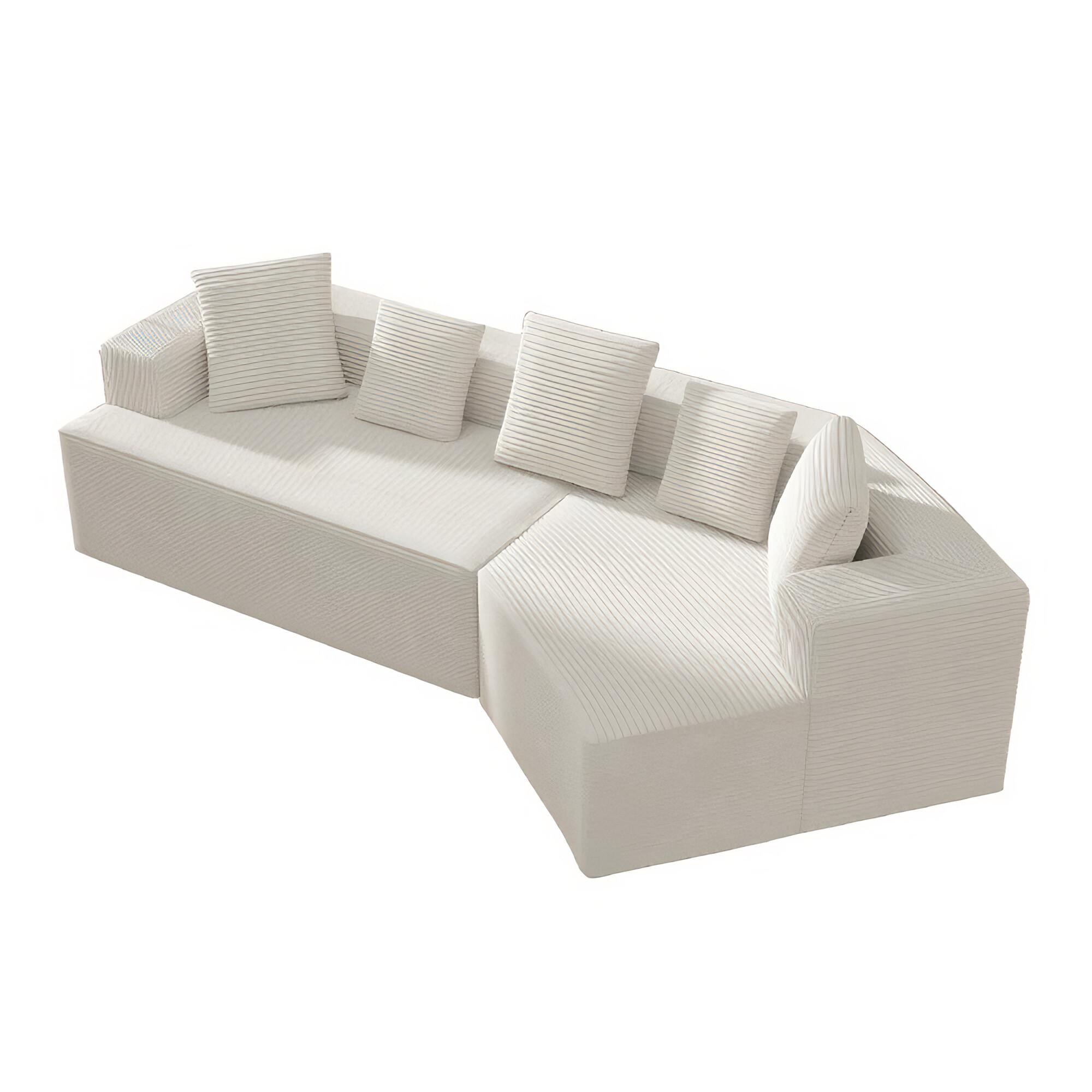 Ein modernes, cremefarbenes Ecksofa mit mehreren Kissen. Das Sofa steht vor weißem Hintergrund und hat eine gerippte Textur.