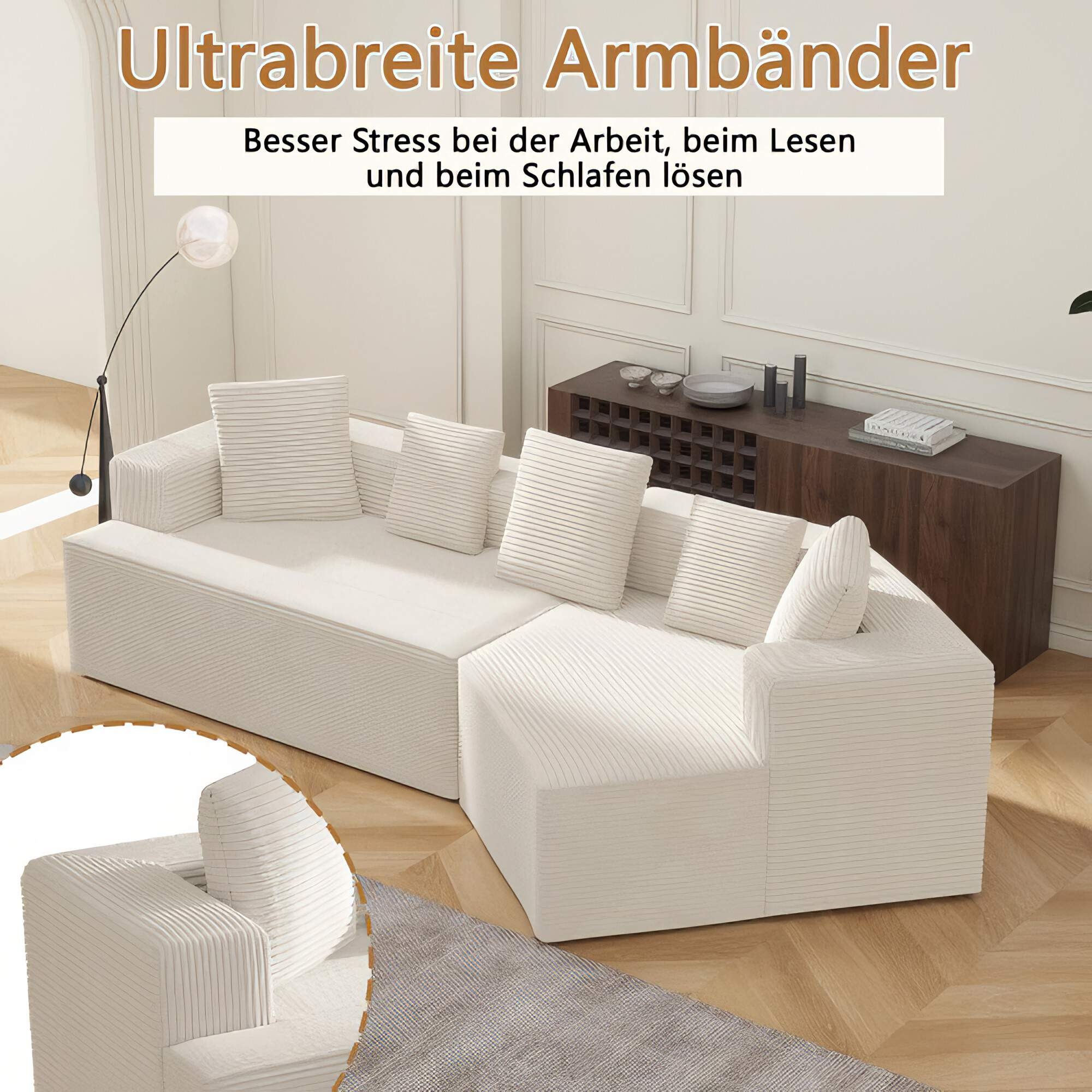 Weißes Ecksofa mit Text auf Deutsch, "Ultra breite Armbänder". Das Sofa hat Kissen und ist in einem Raum.