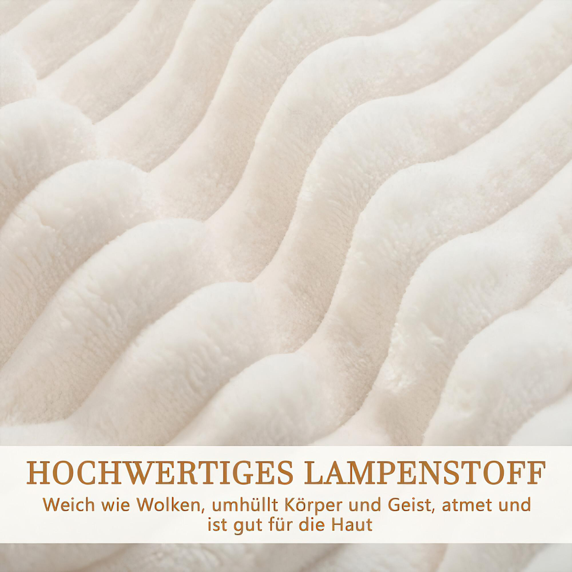 Nahaufnahme von weißem Plüschstoff mit Wellenmuster. Text auf Deutsch unten.